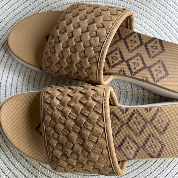 BearPaw Tan Woven Slide Sandals NWT - Picture 6 of 11